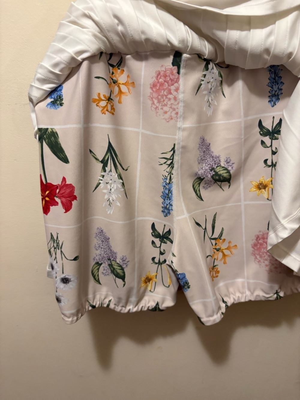 Tuckernuck pleated skirt white with fresh buds shorts 15” Large - Picture 8 of 9
